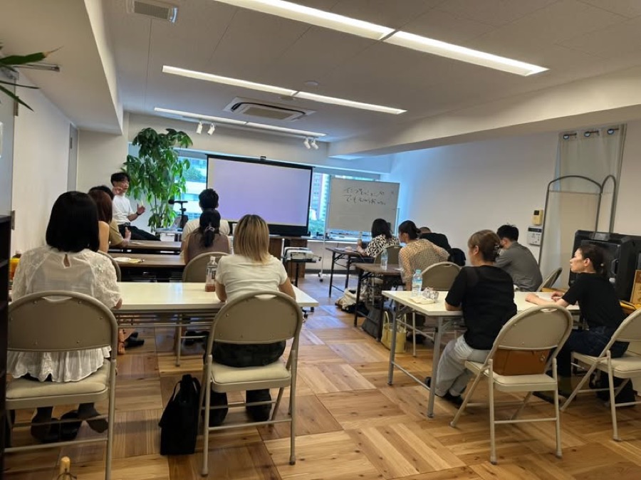 対面勉強会でスクリーンを使って講義している様子